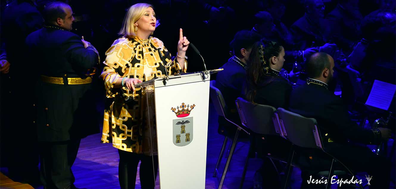 CHARO ROMERO PRESENTANDO UN ACTO EN EL AUDITORIO MUNICIPAL